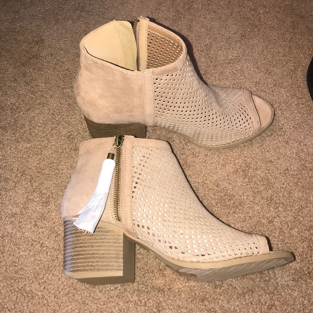 NWOT tan shoes